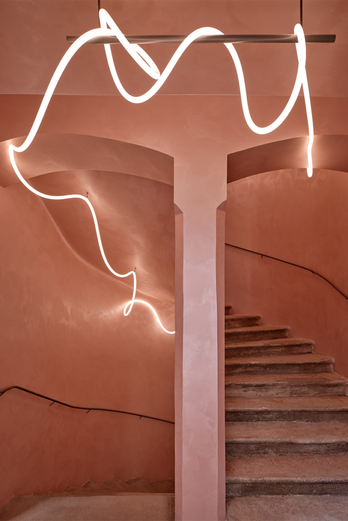 La decoración de una obra que explora soluciones audaces en materialidad y color