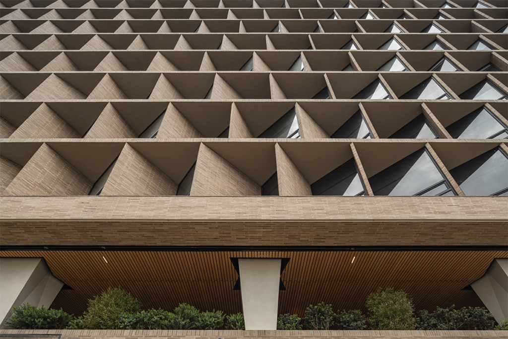 El nuevo edificio de la universidad javeriana es una obra esbelta y versátil