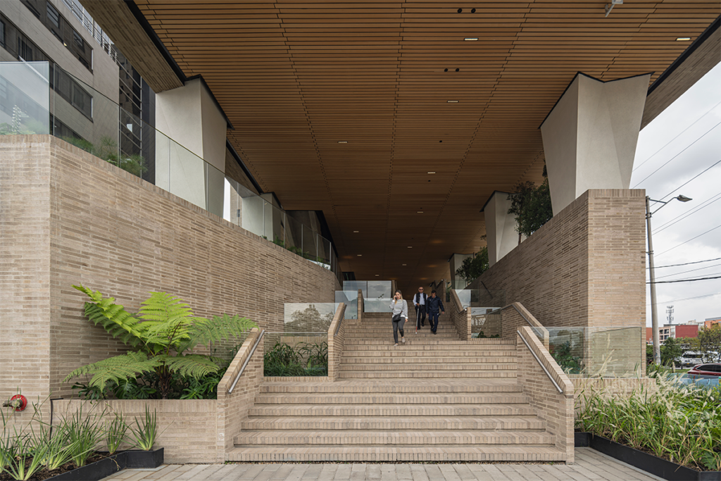 El nuevo edificio de la universidad javeriana es una obra esbelta y versátil