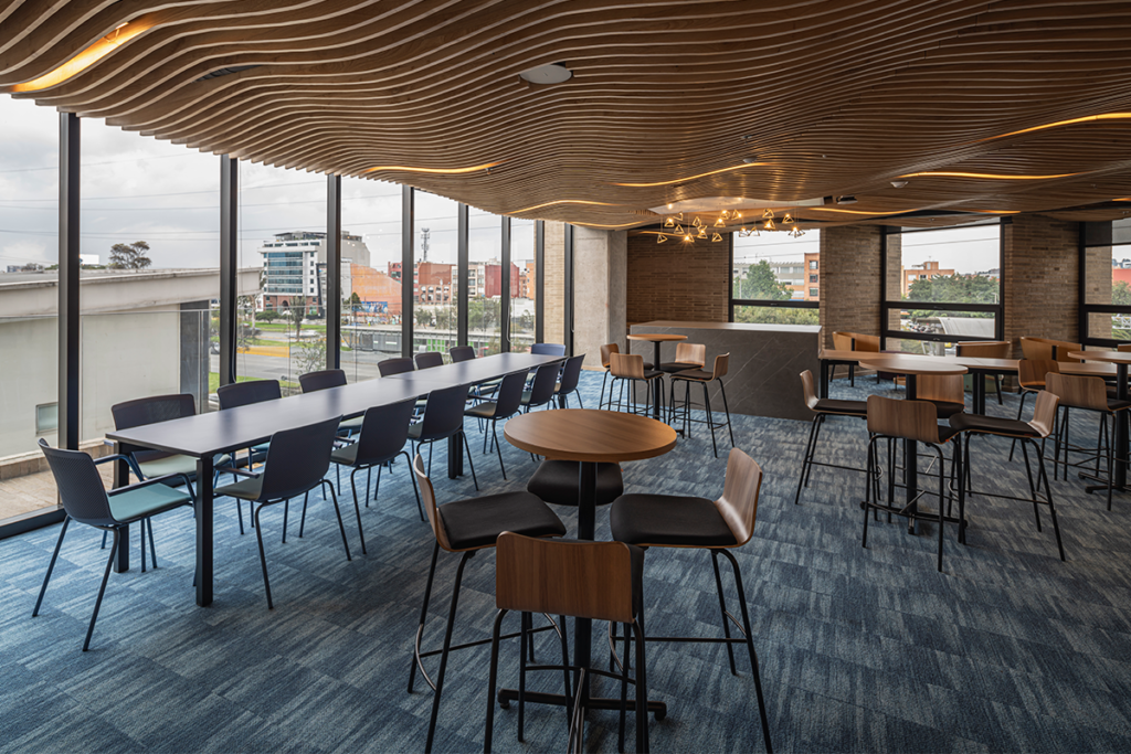 El nuevo edificio de la universidad javeriana es una obra esbelta y versátil