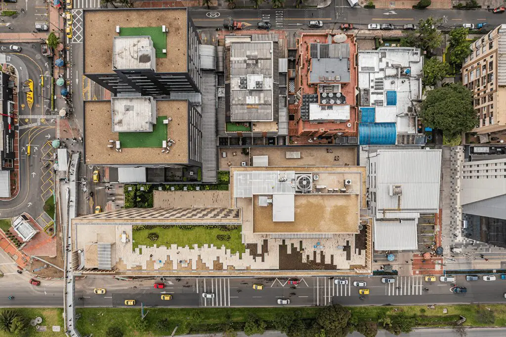 El nuevo edificio de la universidad javeriana es una obra esbelta y versátil El nuevo edificio de la universidad javeriana es una obra esbelta y versátil