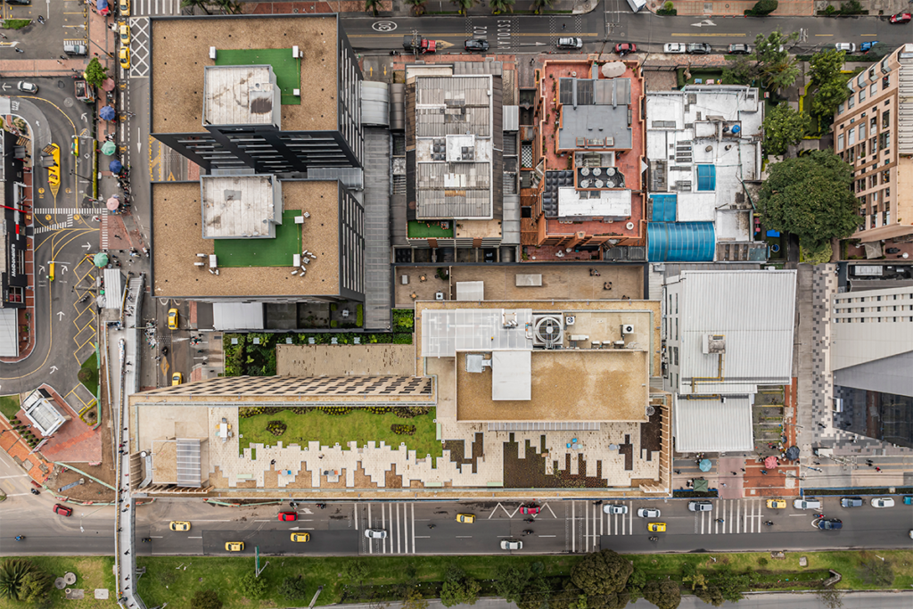El nuevo edificio de la universidad javeriana es una obra esbelta y versátil