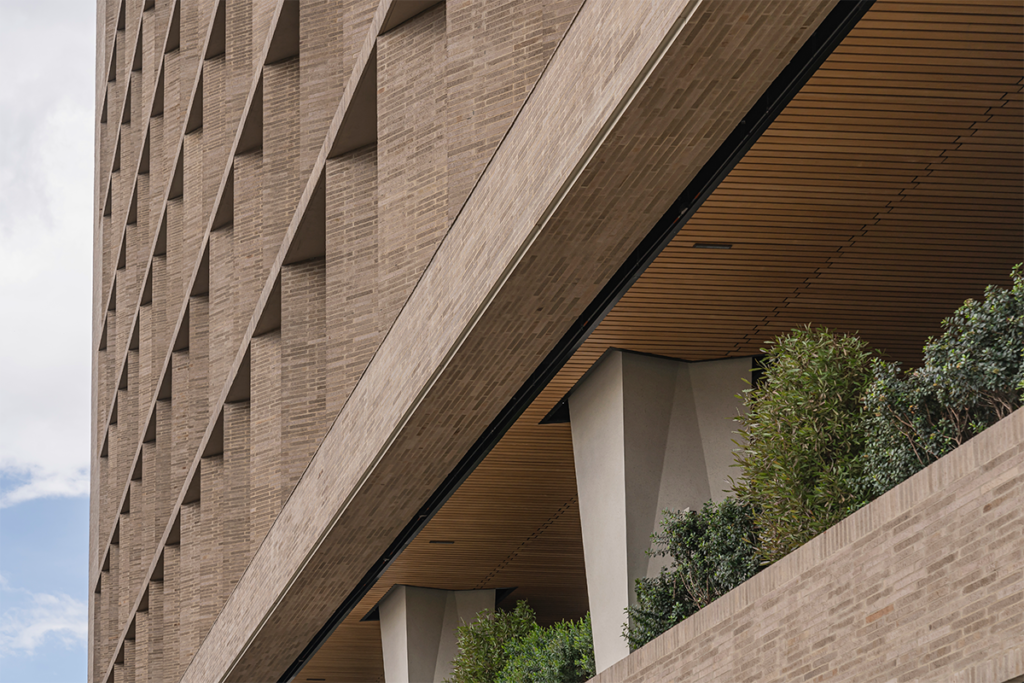 El nuevo edificio de la universidad javeriana es una obra esbelta y versátil