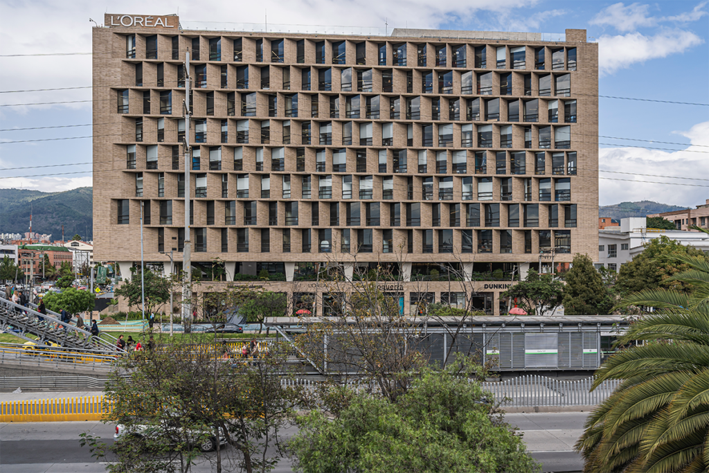 El nuevo edificio de la universidad javeriana es una obra esbelta y versátil