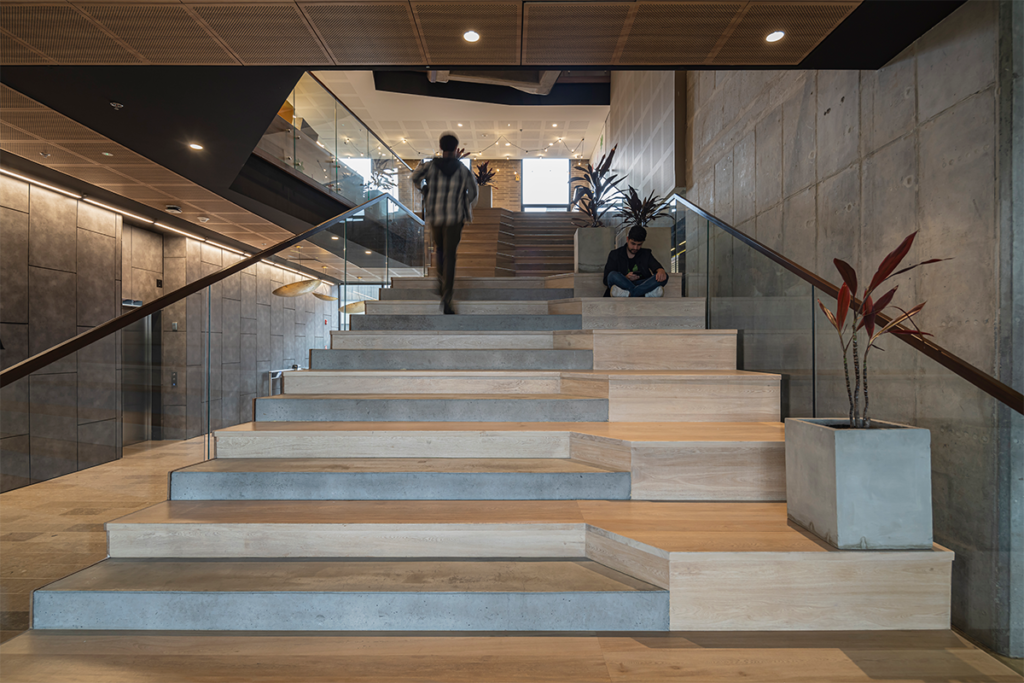 El nuevo edificio de la universidad javeriana es una obra esbelta y versátil