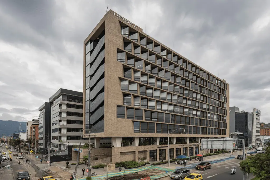 El nuevo edificio de la universidad javeriana es una obra esbelta y versátil El nuevo edificio de la universidad javeriana es una obra esbelta y versátil