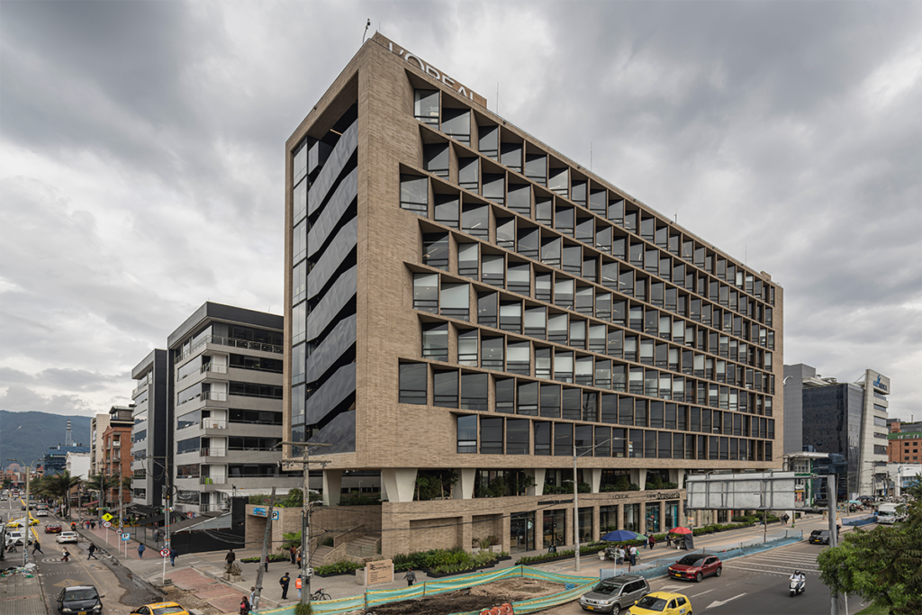 El nuevo edificio de la universidad javeriana es una obra esbelta y versátil
