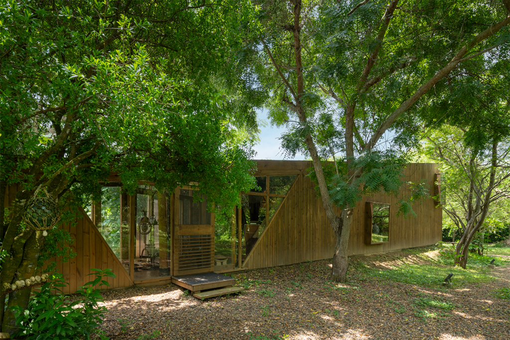La arquitectura del colegio del cuerpo en cartagena tiene una conversación con la naturaleza La arquitectura del colegio del cuerpo en cartagena tiene una conversación con la naturaleza