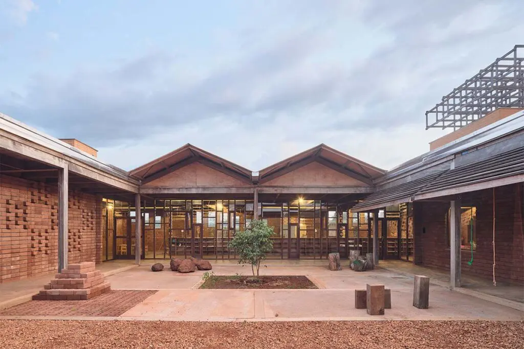 Una escuela que enseña desde la arquitectura a reconectar con la cultura y la tierra Una escuela que enseña desde la arquitectura a reconectar con la cultura y la tierra