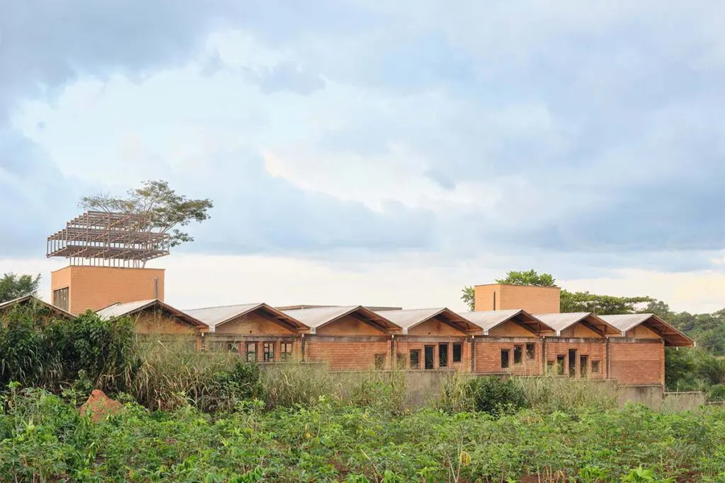 Una escuela que enseña desde la arquitectura a reconectar con la cultura y la tierra Una escuela que enseña desde la arquitectura a reconectar con la cultura y la tierra