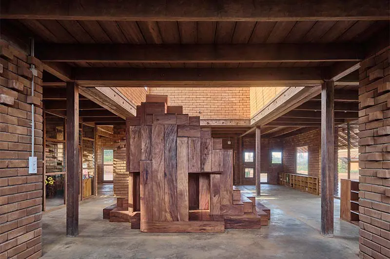 Una escuela que enseña desde la arquitectura a reconectar con la cultura y la tierra Una escuela que enseña desde la arquitectura a reconectar con la cultura y la tierra