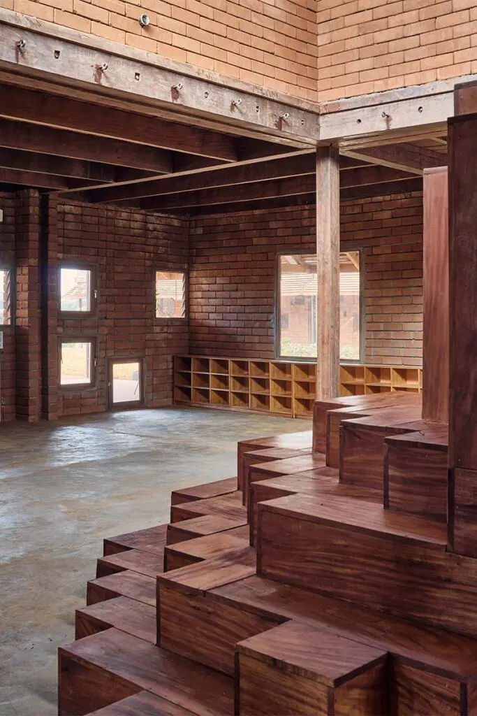 Una escuela que enseña desde la arquitectura a reconectar con la cultura y la tierra Una escuela que enseña desde la arquitectura a reconectar con la cultura y la tierra