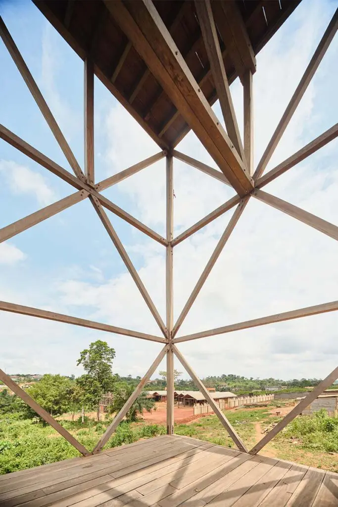 Una escuela que enseña desde la arquitectura a reconectar con la cultura y la tierra Una escuela que enseña desde la arquitectura a reconectar con la cultura y la tierra