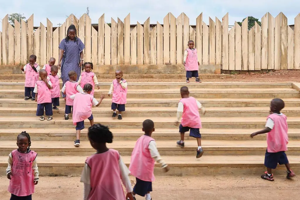 Una escuela que enseña desde la arquitectura a reconectar con la cultura y la tierra Una escuela que enseña desde la arquitectura a reconectar con la cultura y la tierra