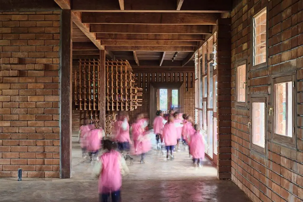 Una escuela que enseña desde la arquitectura a reconectar con la cultura y la tierra Una escuela que enseña desde la arquitectura a reconectar con la cultura y la tierra