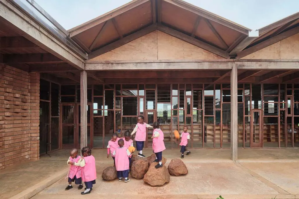 Una escuela que enseña desde la arquitectura a reconectar con la cultura y la tierra Una escuela que enseña desde la arquitectura a reconectar con la cultura y la tierra