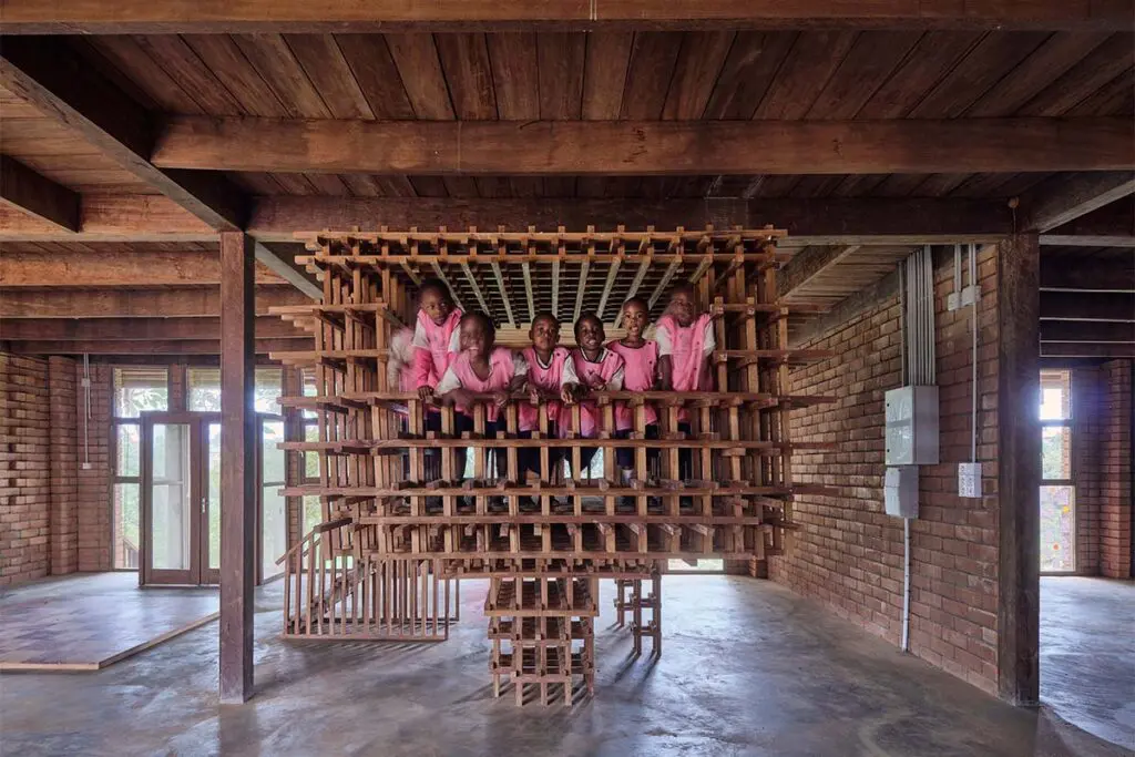 Una escuela que enseña desde la arquitectura a reconectar con la cultura y la tierra Una escuela que enseña desde la arquitectura a reconectar con la cultura y la tierra