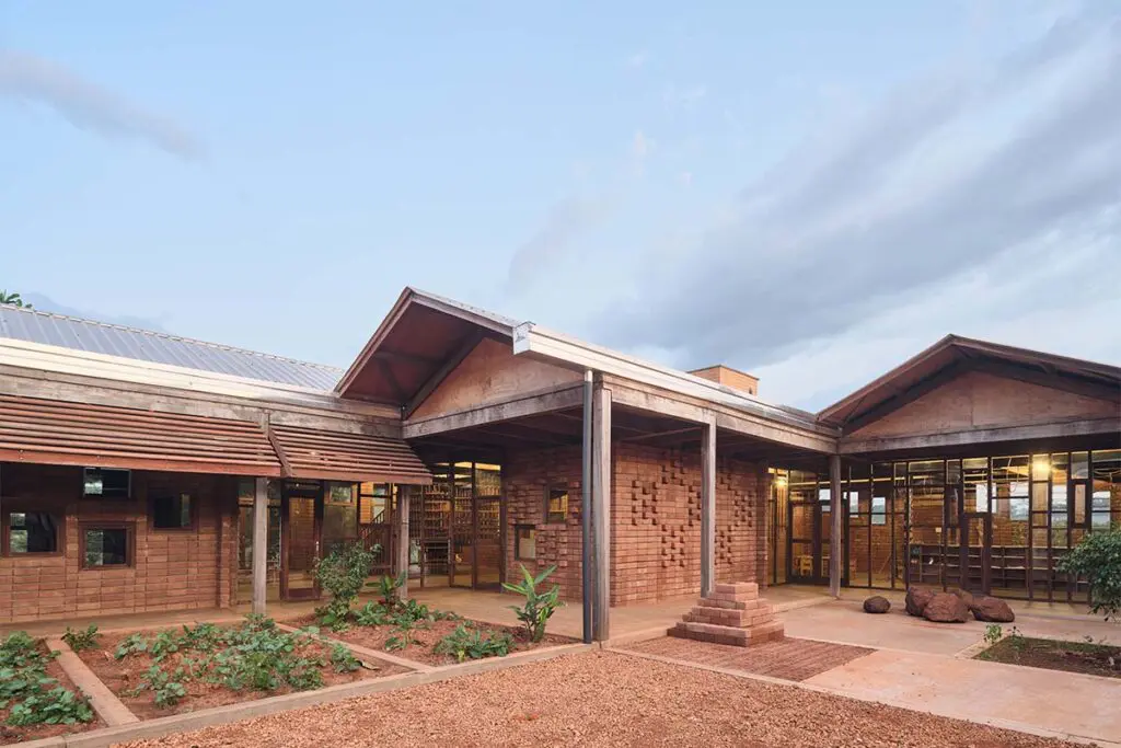 Una escuela que enseña desde la arquitectura a reconectar con la cultura y la tierra Una escuela que enseña desde la arquitectura a reconectar con la cultura y la tierra