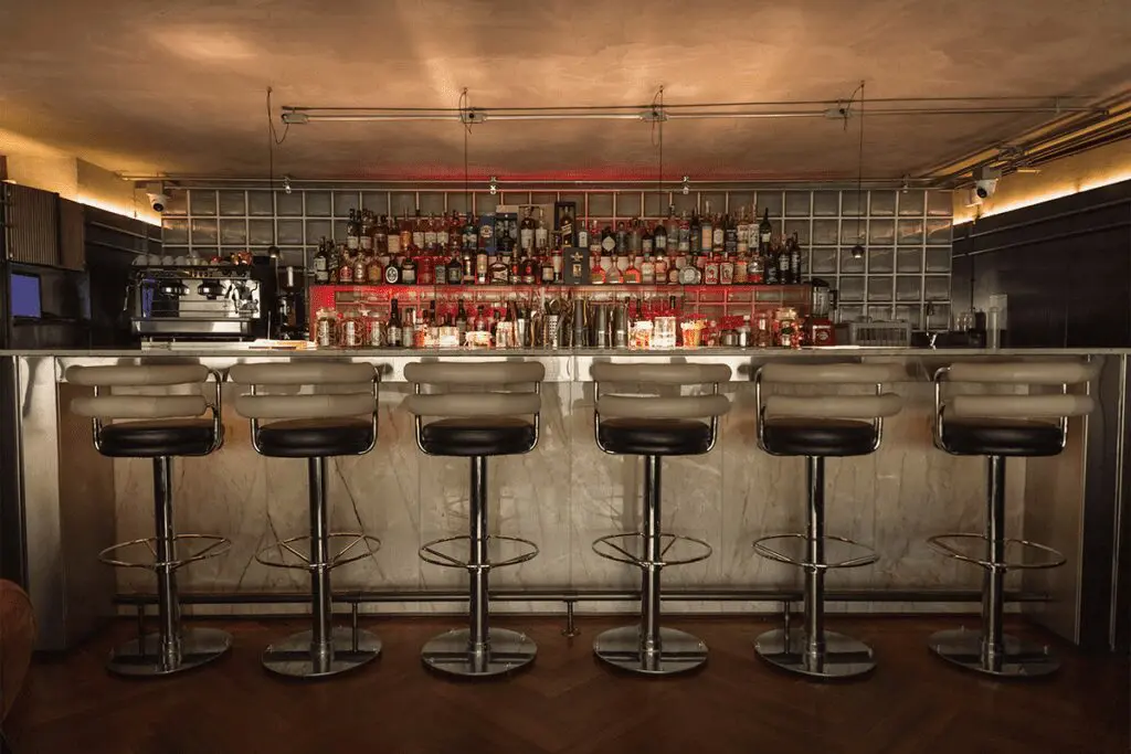 La estética 'dieselpunk' reinterpretada en la diseño de este bar