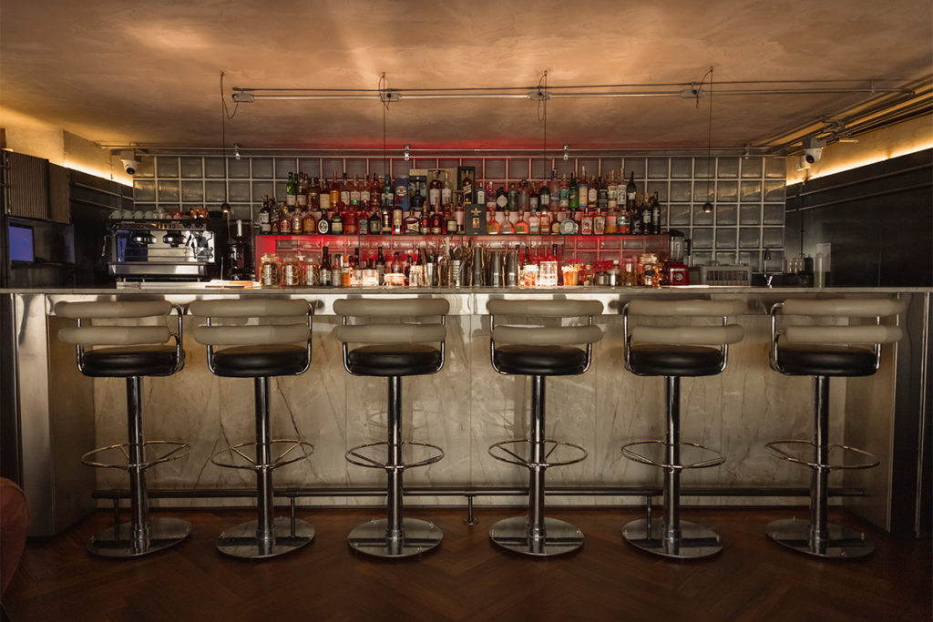 La estética 'dieselpunk' reinterpretada en la diseño de este bar