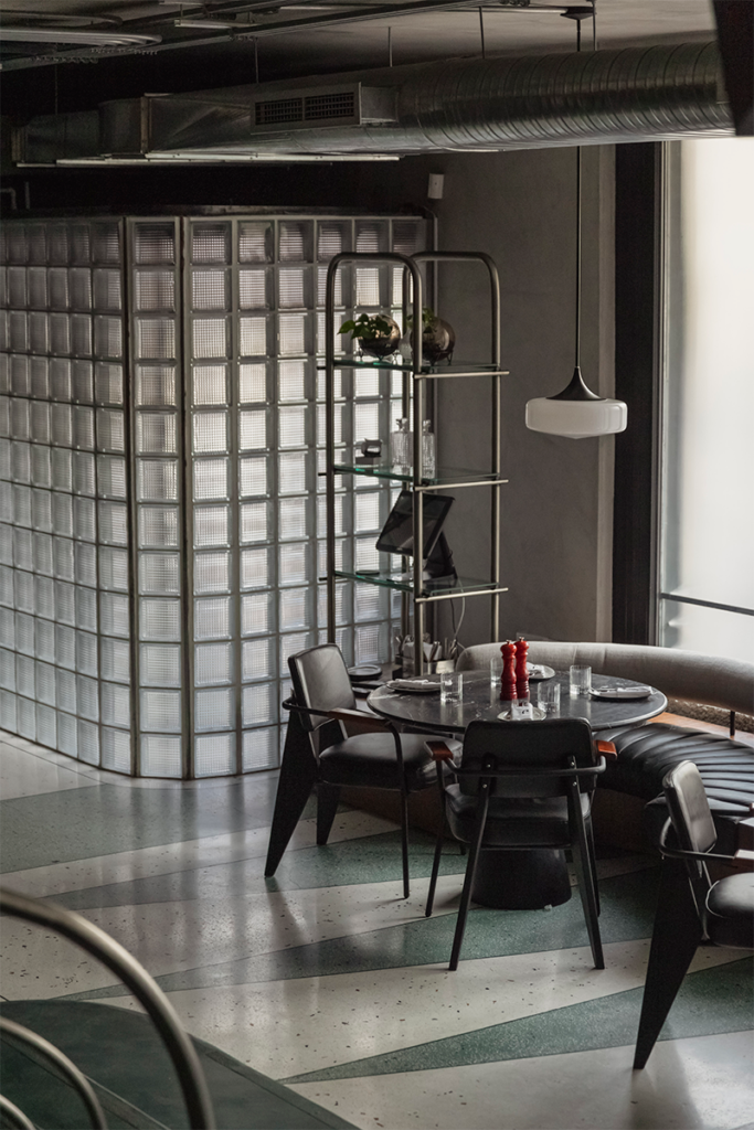 La estética 'dieselpunk' reinterpretada en la diseño de este bar