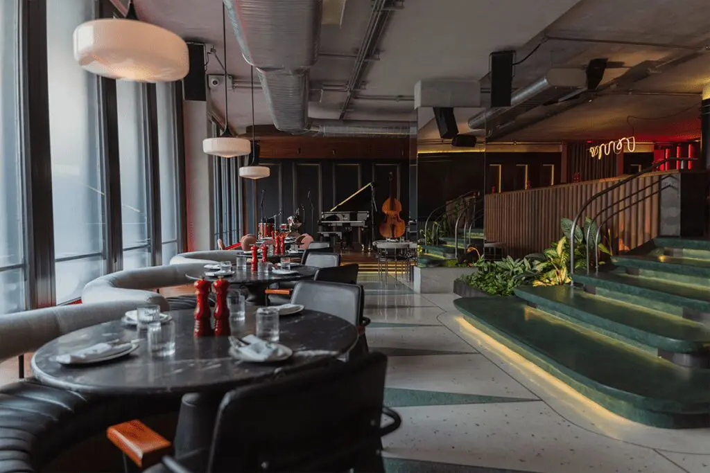 La estética 'dieselpunk' reinterpretada en la diseño de este bar