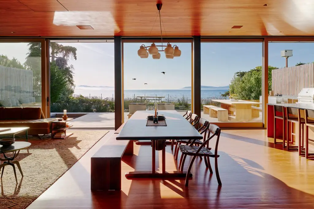 Esta casa tiene un alto diseño y una estética informal californiana Esta casa tiene un alto diseño y una estética informal californiana