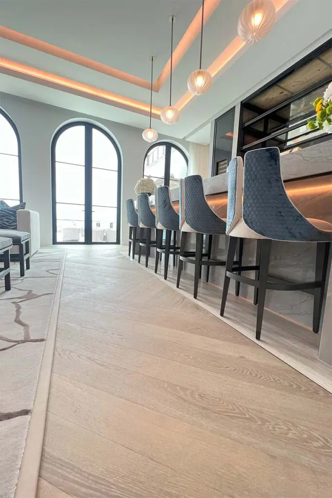 Un diseñador colombiano experto en pisos de madera