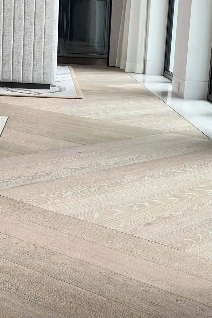 Un diseñador colombiano experto en pisos de madera