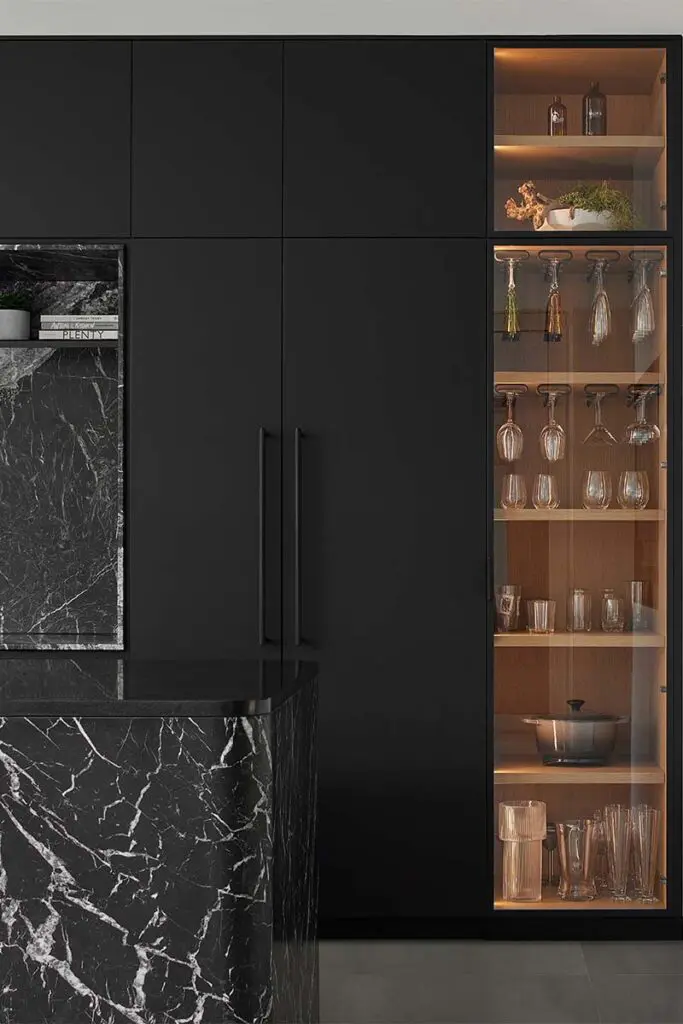 Esta cocina negra es el punto focal de la casa y tiene dos islas