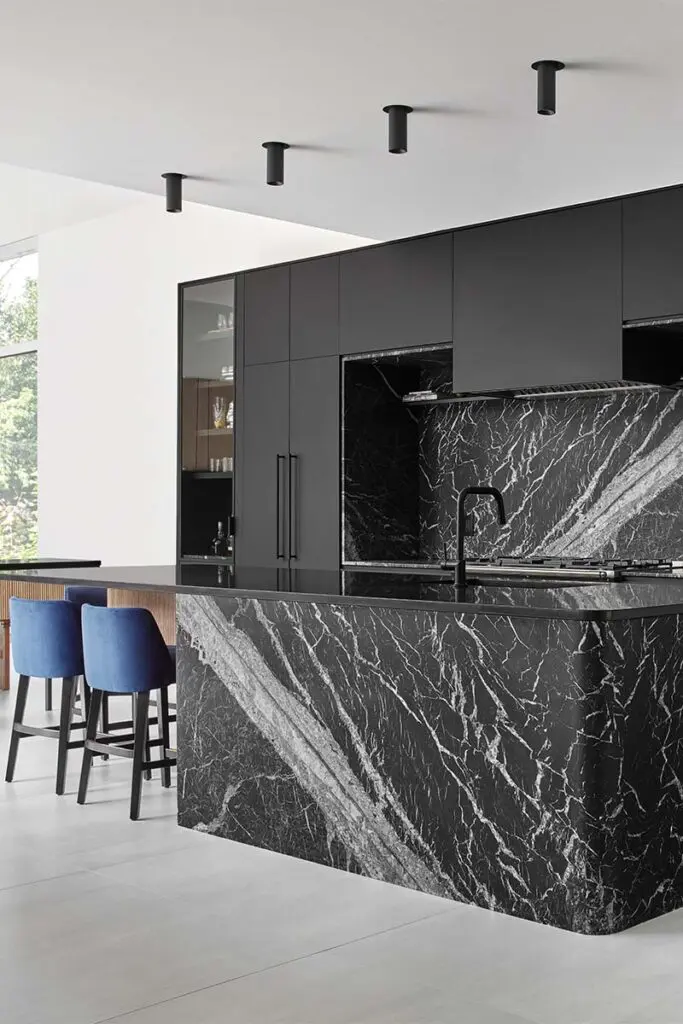 Esta cocina negra es el punto focal de la casa y tiene dos islas