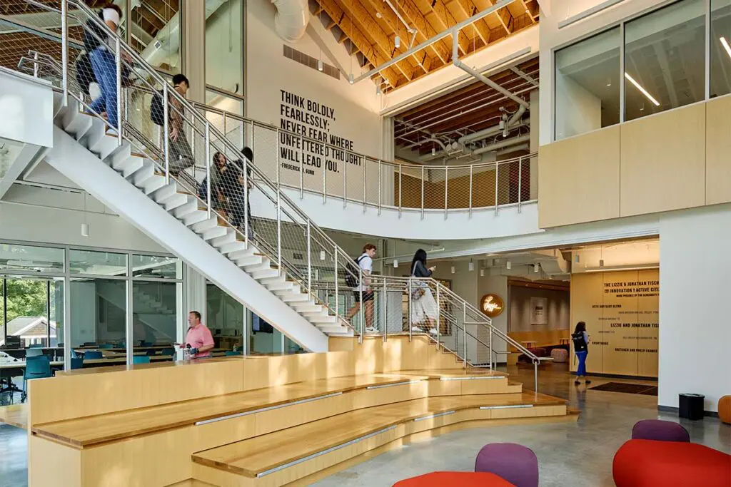 Un pabellón para la educación que prioriza la apertura y el vínculo con el exterior