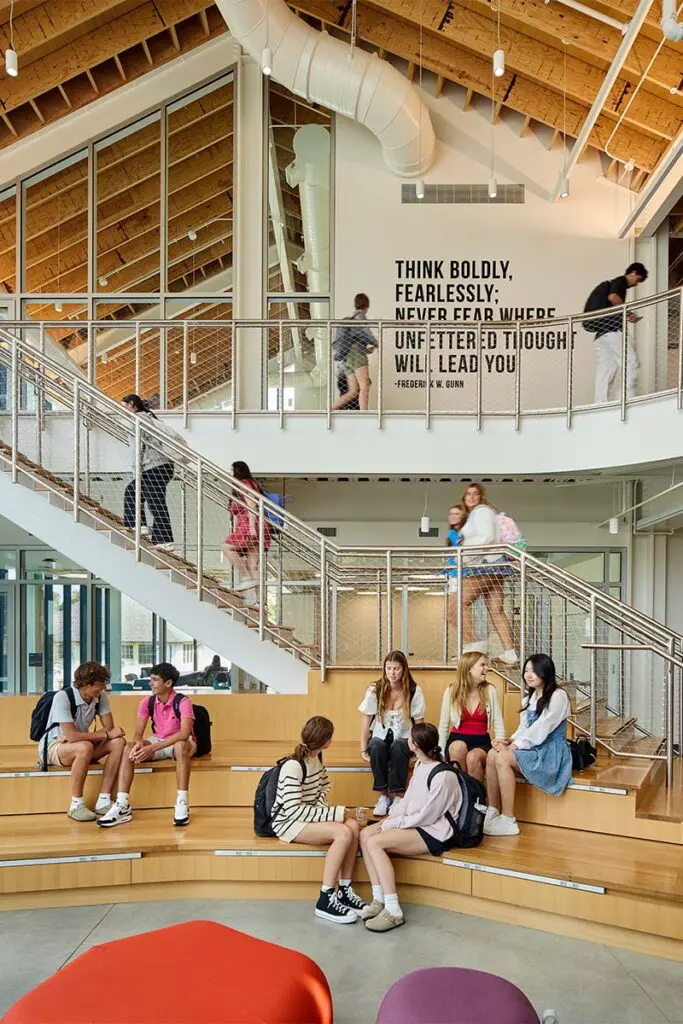 Un pabellón para la educación que prioriza la apertura y el vínculo con el exterior