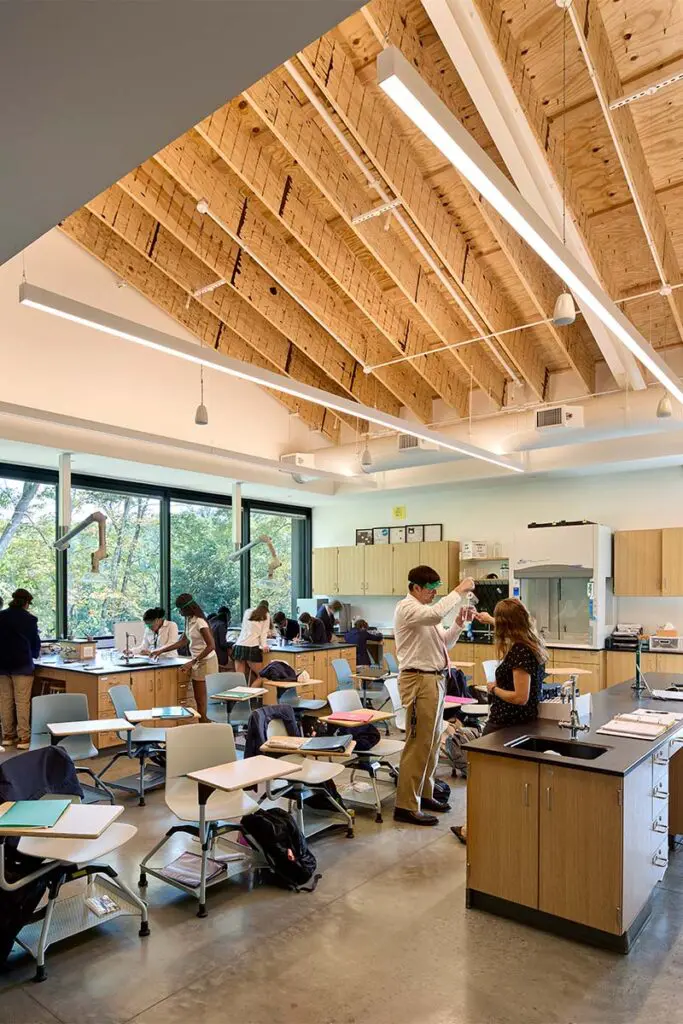 Un pabellón para la educación que prioriza la apertura y el vínculo con el exterior