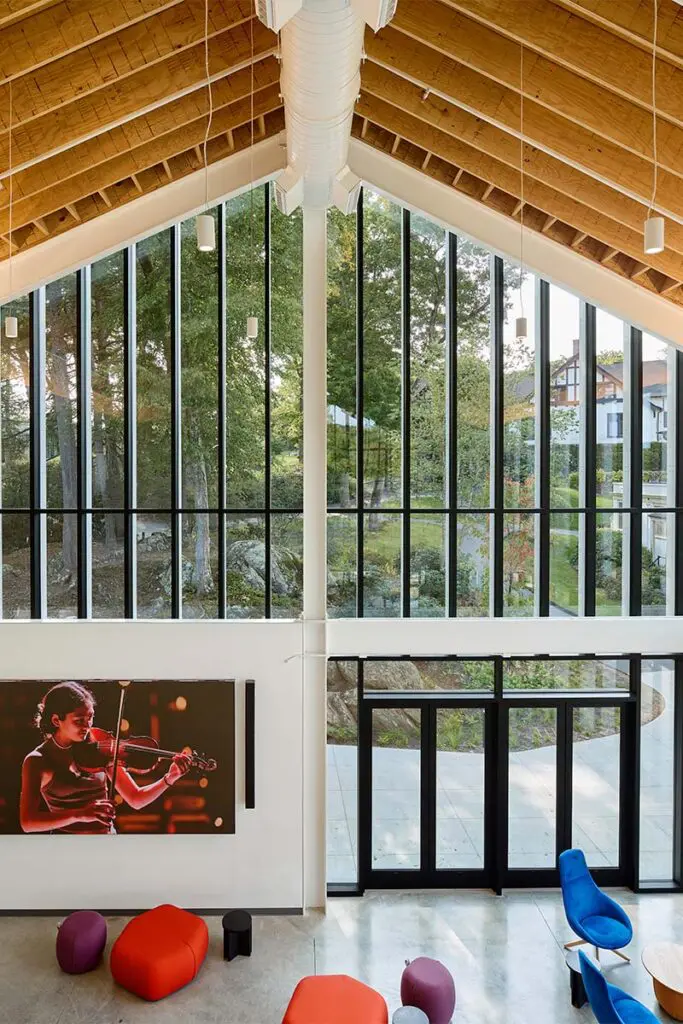 Un pabellón para la educación que prioriza la apertura y el vínculo con el exterior