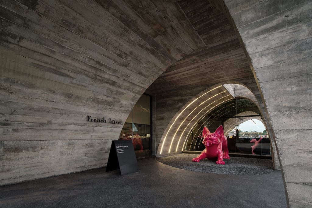 Hormigón texturizado y curvas imperfectas: las cualidades del diseño de este café