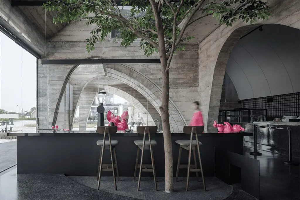 Hormigón texturizado y curvas imperfectas: las cualidades del diseño de este café Hormigón texturizado y curvas imperfectas: las cualidades del diseño de este café