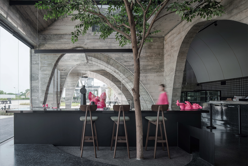 Hormigón texturizado y curvas imperfectas: las cualidades del diseño de este café