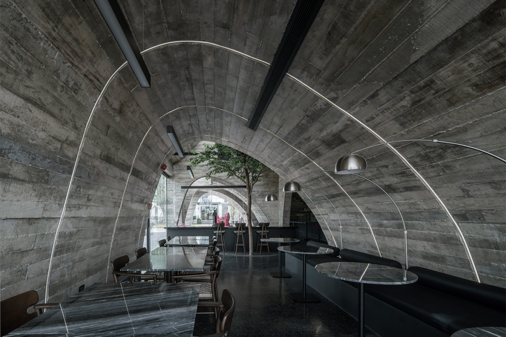 Hormigón texturizado y curvas imperfectas: las cualidades del diseño de este café