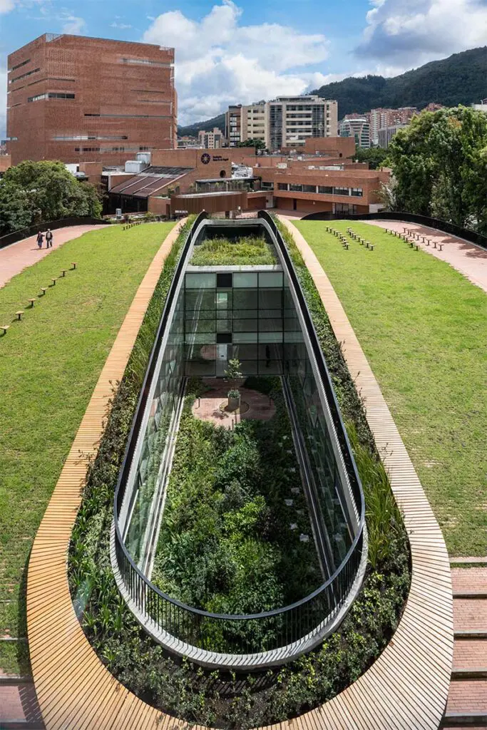 Un parque se eleva y es a la vez una cubierta en la fundación santa fe Un parque se eleva y es a la vez una cubierta en la fundación santa fe