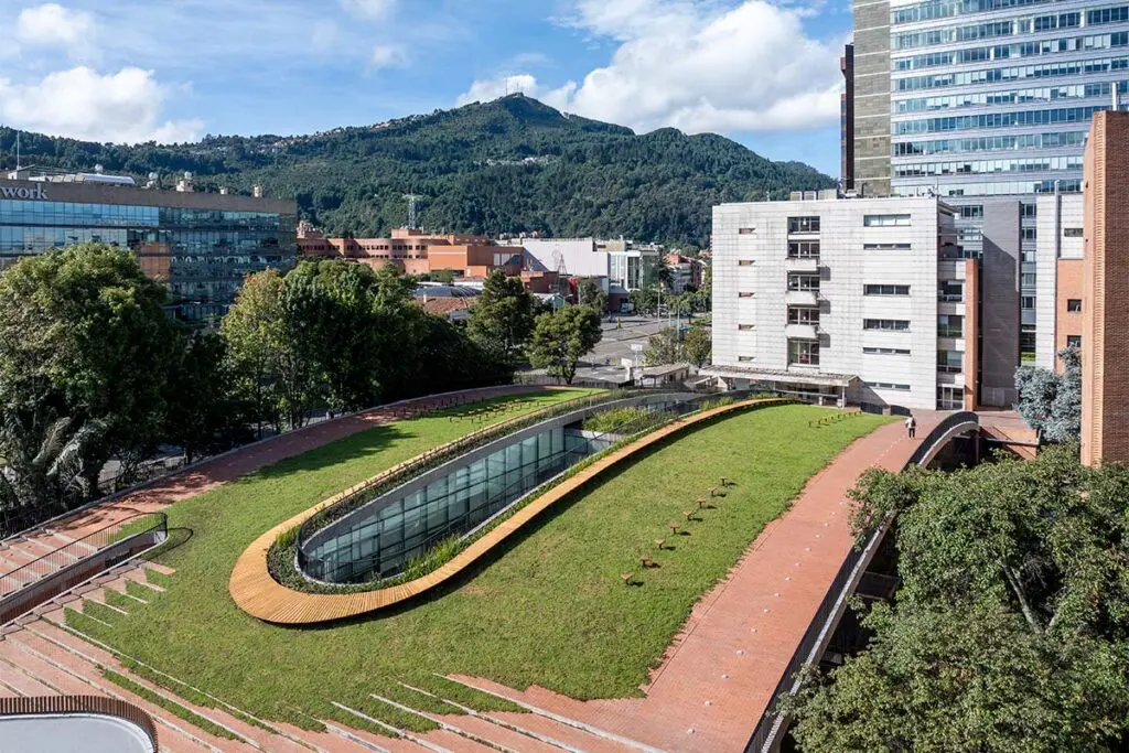 Un parque se eleva y es a la vez una cubierta en la fundación santa fe Un parque se eleva y es a la vez una cubierta en la fundación santa fe
