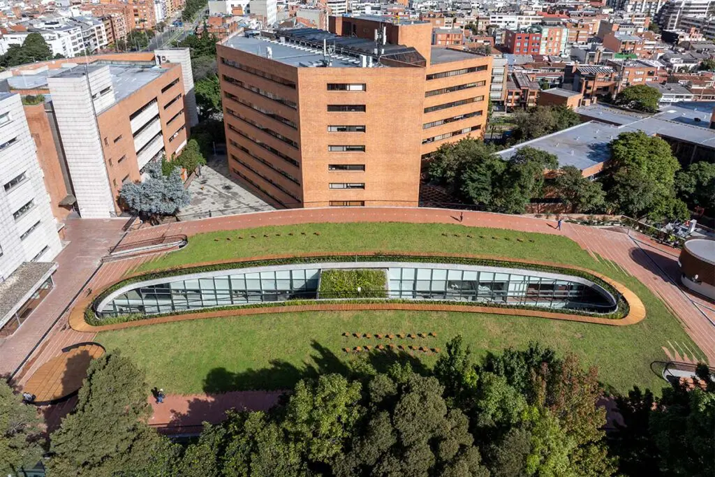 Un parque se eleva y es a la vez una cubierta en la fundación santa fe Un parque se eleva y es a la vez una cubierta en la fundación santa fe