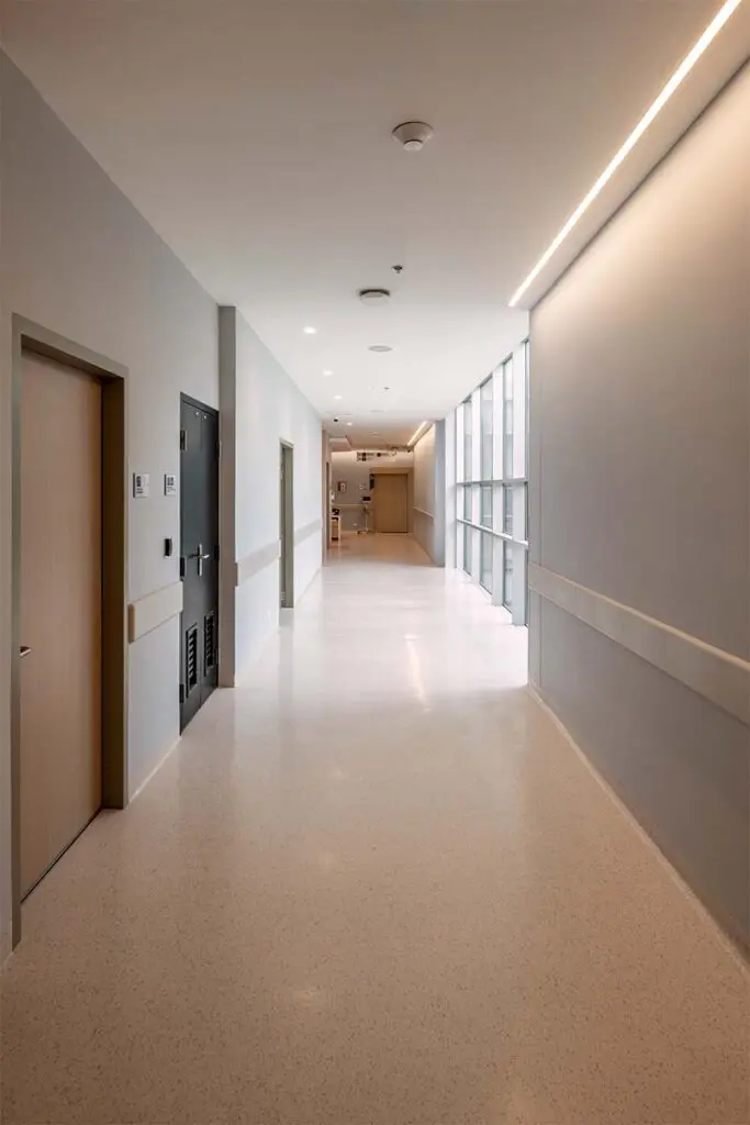 Un parque se eleva y es a la vez una cubierta en la fundación santa fe Un parque se eleva y es a la vez una cubierta en la fundación santa fe