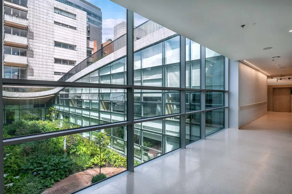 Un parque se eleva y es a la vez una cubierta en la fundación santa fe Arquitectura nuevo edificio fundación santa fe