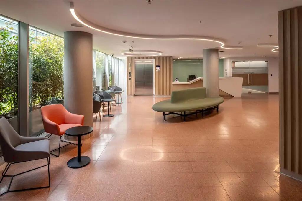 Un parque se eleva y es a la vez una cubierta en la fundación santa fe Un parque se eleva y es a la vez una cubierta en la fundación santa fe