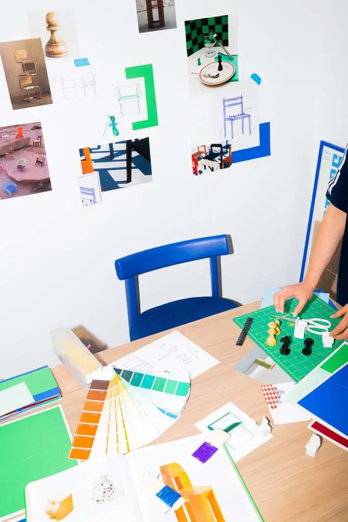 Un tributo al mobiliario: las fichas de un ajedrez en forma de sillas Un tributo al mobiliario: las fichas de un ajedrez en forma de sillas