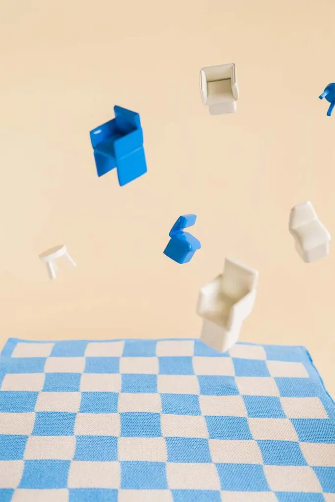 Un tributo al mobiliario: las fichas de un ajedrez en forma de sillas Diseño de piezas de ajedrez en forma de sillas