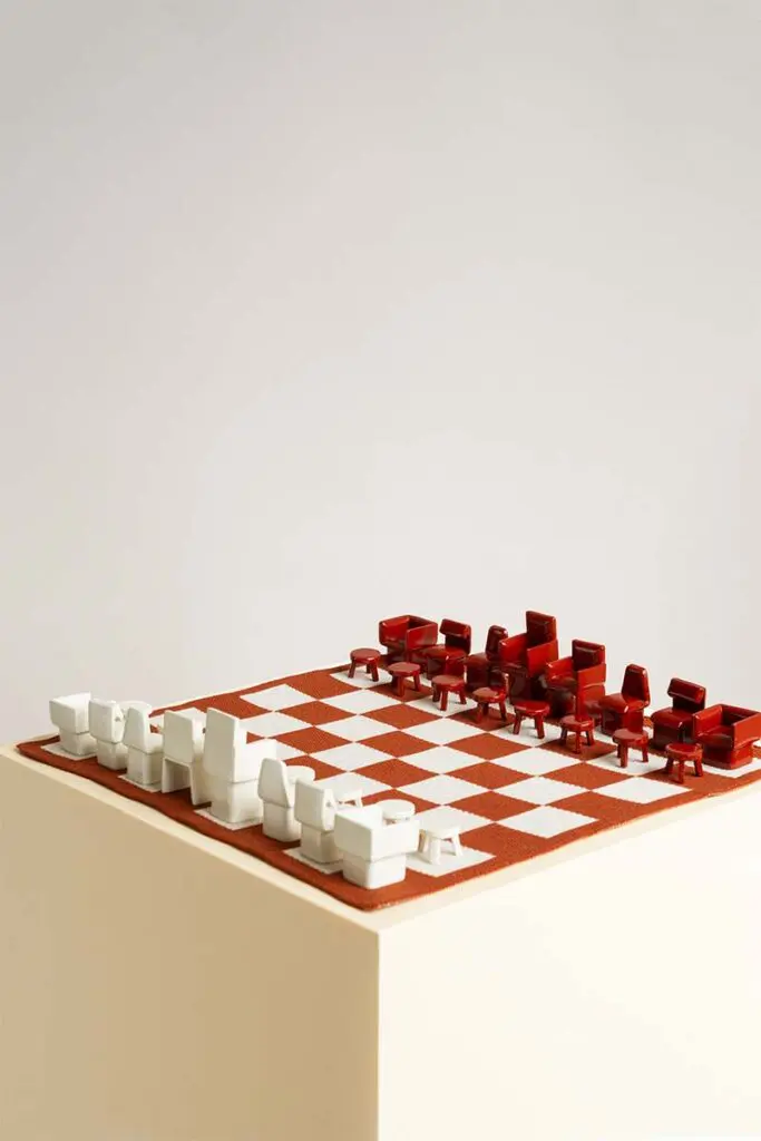Un tributo al mobiliario: las fichas de un ajedrez en forma de sillas Un tributo al mobiliario: las fichas de un ajedrez en forma de sillas