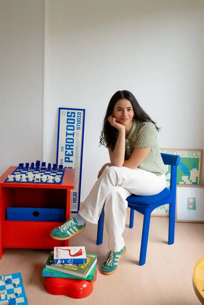 Un tributo al mobiliario: las fichas de un ajedrez en forma de sillas Un tributo al mobiliario: las fichas de un ajedrez en forma de sillas