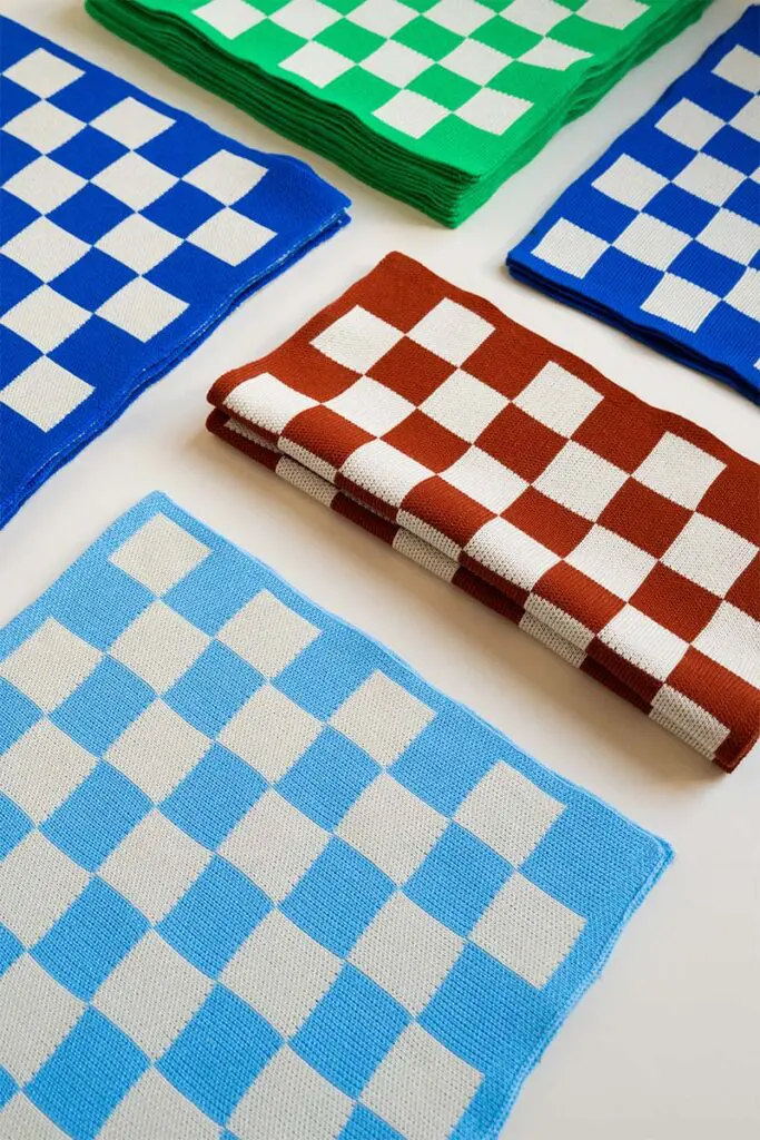 Un tributo al mobiliario: las fichas de un ajedrez en forma de sillas Un tributo al mobiliario: las fichas de un ajedrez en forma de sillas